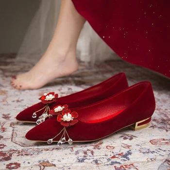 Червени сватбени обувки за младоженци в китайски стил, дамски официални обувки на нисък ток с флорални перлата на интериор, дамски обувки-лодка в масивна ток с остър пръсти