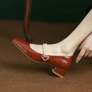 Нови дамски обувки Mary Janes, обувки-лодка с перли и катарама във формата на сърце, модел обувки от лачена кожа на среден ток с квадратни пръсти, бели сватбени обувки 9899N